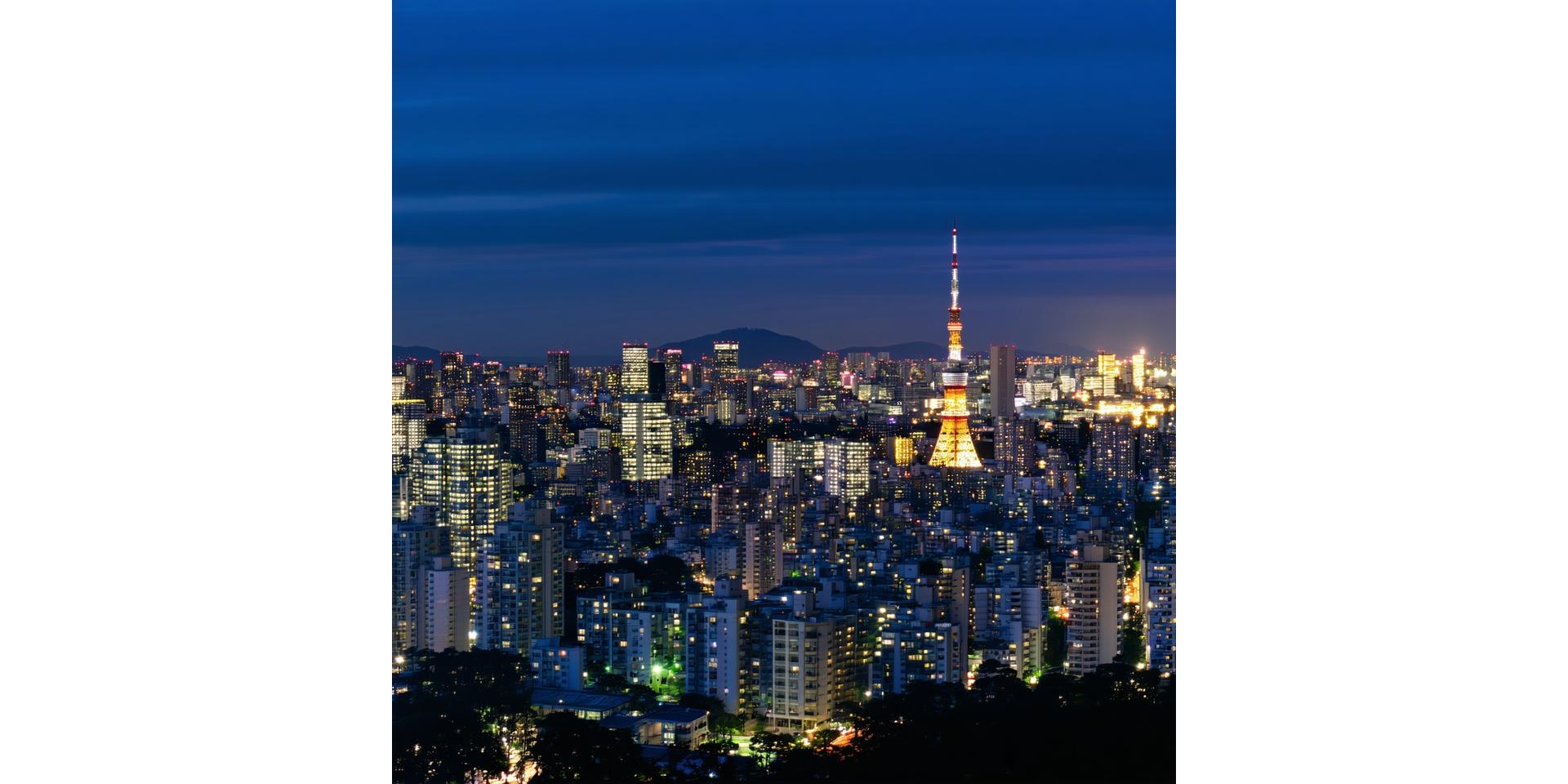 夜の東京 都市高層マンション群とゴールドの光